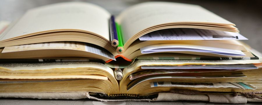 Studienvisum Bücherstapel